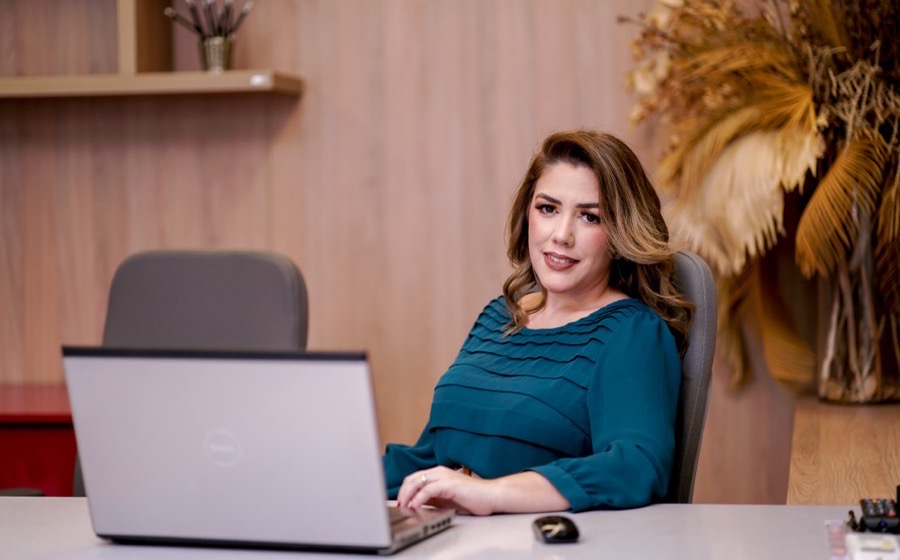 Heloísa Hommerding no escritório