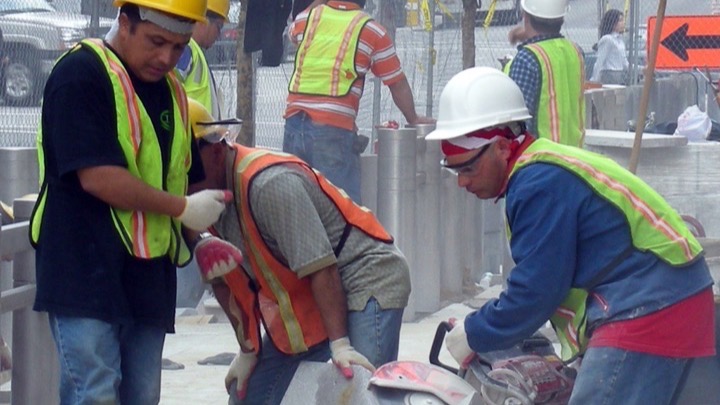 Trabalhador em obra com equipamento de proteção